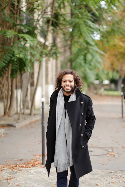 Jocund mulatto Kerl schüttelt den Kopf mit wolligen Haaren und lacht. — Stockfoto