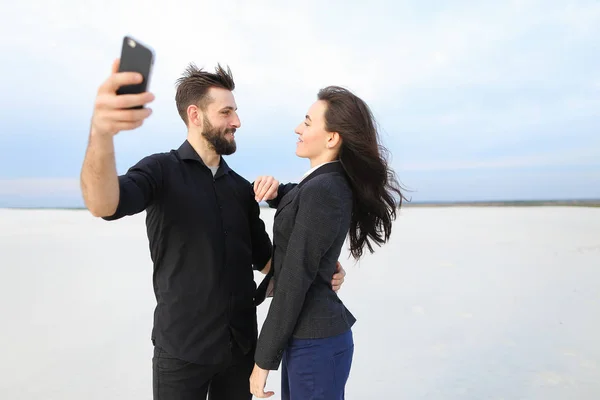Namorado e namorada testando câmera frontal em novo smartph — Fotografia de Stock
