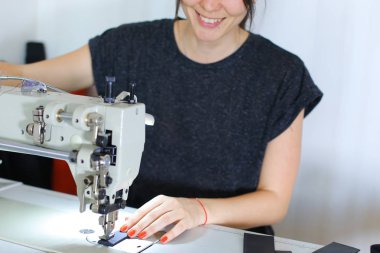 iş smartphone kullanarak patron ile tartışırken terzi.