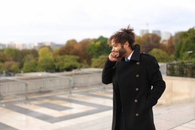 Eiffel Tower smartphone ile yavaş mo Arap çocuğun