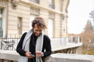 Melez erkek kişi tarafından smartphone kulak ile arkadaşlarınızla sohbet