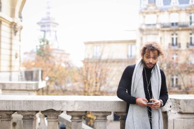 Çekici karışımı kan çocuk kızla yanında smartphone e ile sohbet