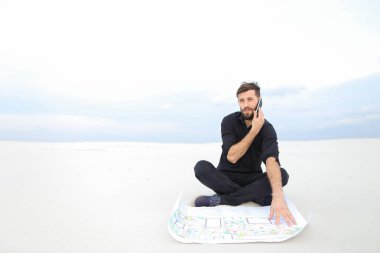 smartphone ile arkadaş oturma o konuşurken Oluşturucu erkek