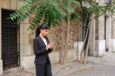 Psikolog smartphone Park konuşurken evlilik ajansı.