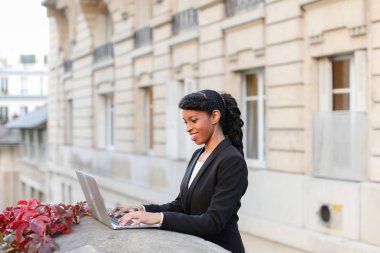 Afro Amerikan Yöneticisi balkonda laptop ile çalışma.