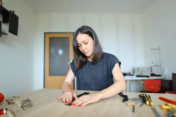 Master de corte de cuero para la fabricación de zapatos . —  Fotos de Stock