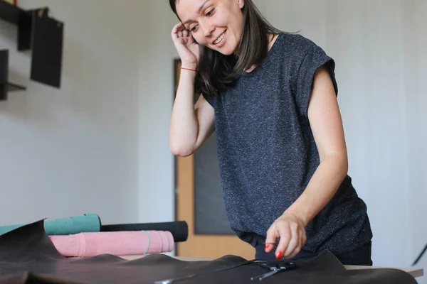 Enseignant démontrant aux élèves comment travailler avec le cuir . — Photo