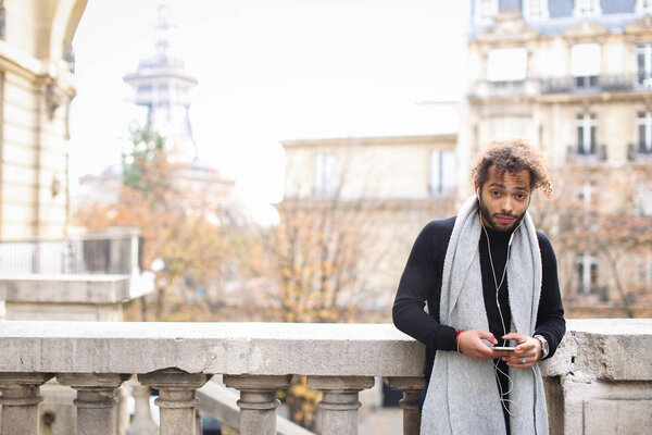 Привлекательный смесь крови мальчика болтая с девушкой на смартфоне с е
