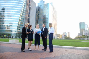 Ou konuşan iş organizasyonu çalışanlarının yüzleri kapatmak