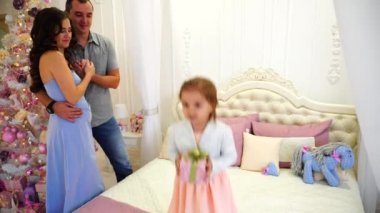 Noel mutlu aile eşik üzerinde büyük parlak yatak arka plan tatil ağaç ve büyük yatak odasında birbirleri ile iletişim.