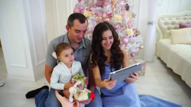 Skype'ta arka plan tatil ağaç ve büyük yatak ferah yatak odası ışık akrabaları ile modern aile görüşmelerde.