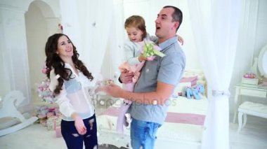Dostu aile mutlu bir şekilde harcama zaman birlikte ve Having Fun yeni yıl Festival Noel ağacı arka plan üzerinde parlak oda yanında karşılamak.