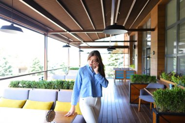 Güzel Bayan smartphone Café selfie yapma  .