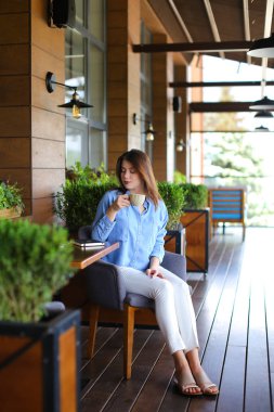 Çekici kız restoranda çay içme  .