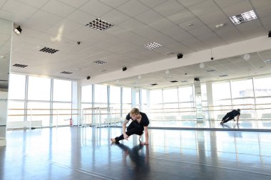 Eğer ileri ile sicim oturan dans eğitmeni.