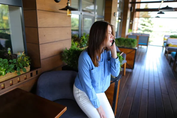 Ursnygg flicka pratar på café med pojkvän  . — Stockfoto