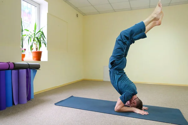 Pemuda Amerika yang cantik melakukan asanas dari yoga . — Stok Foto