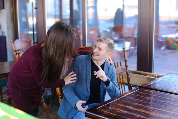 Schrijver met smartwatch aan de kant wachten businesspartner in café — Stockfoto