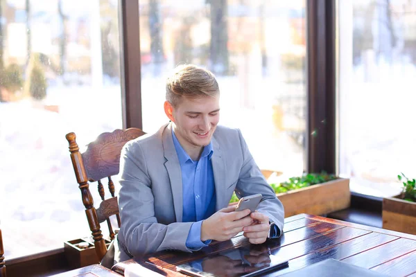 Yanında smartphone tablet yakınındaki kafede chat yapan işadamı.