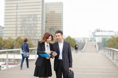 İş erkek ve kadın ex - sınıf kazara st üzerinde bir araya geldi