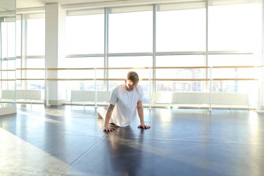 Amut bacaklar ile iyileştirilmesi dansçı dağılın.