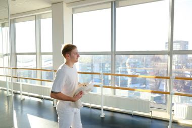 CEO'su BT-şirkette iş smartphon üzerinde tartışırken spor giyim