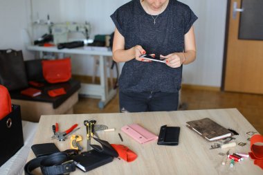 El yapımı defter smartphone kullanarak resimleri alarak kız.