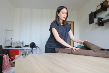 öğretmen öğrencilerin nasıl deriyle çalışmayı gösteren.