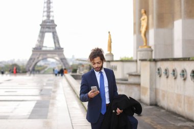 Müslüman çocuk yanında smartphone Eiffel için yakın kız arkadaşımla flört