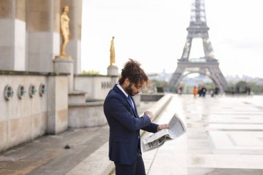 Eiffel Tower yakınındaki gazete makalesi okuma pressman.