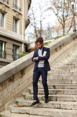 Gazete adımlarla yürüyen adam.