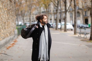 Tren İstasyonu'na gidiş ve bakarak üzgün mix kan adam.