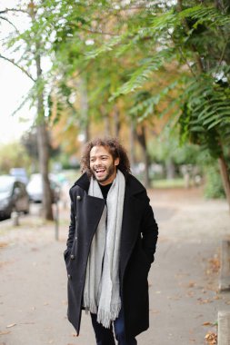 İyi görünümlü yarım Nijeryalı adam geziniyor.