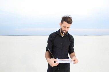 Deniz araştırma yürüten coğrafyacı erkek yasaktır.