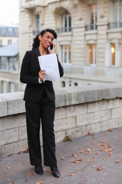 Pazarlamacı zam, güzel bayan ben ayakta kağıtları ile sokakta var