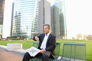 Gazete okuma ve seyretmek dışında seyir işadamı,  .