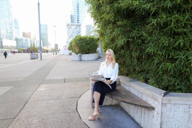 Açık havada yüz yakından ile gazete okuyan Bayan.