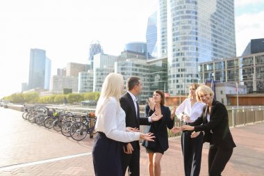 Birbirimizi iyi sonuç ou ile tebrik başarılı iş takım