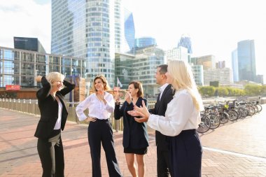 Mali ekip üyeleri ile konuşurken boos La savunma Paris'te.