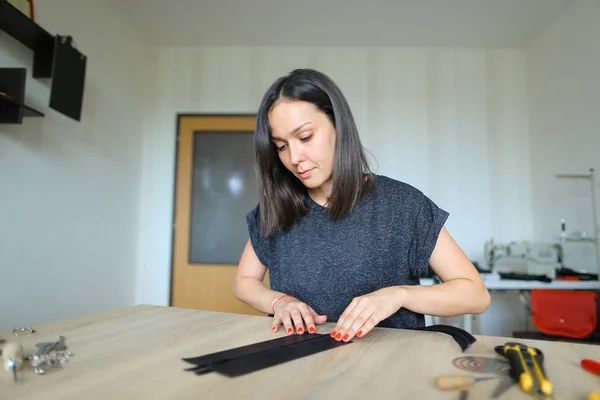 Flicka som förbereder läder för att göra handväska. — Stockfoto