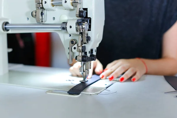裁缝缝纫带缝纫机. — 图库照片