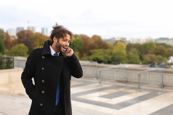 Modelo brasileño llamando a fotógrafo cerca de la Torre Eiffel — Foto de Stock