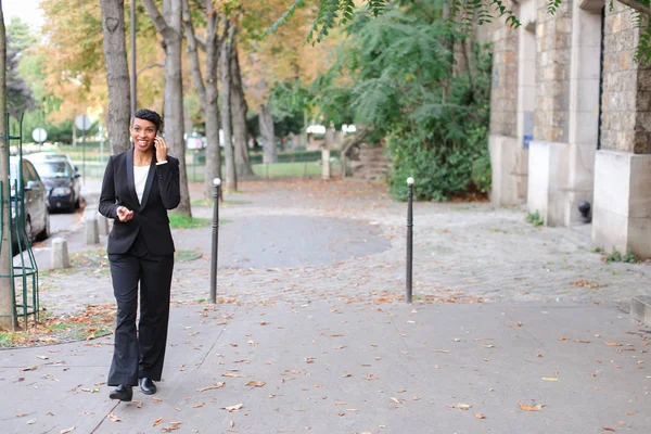 Message d'écriture fille bien-aimée avec smartphone dans le parc . — Photo