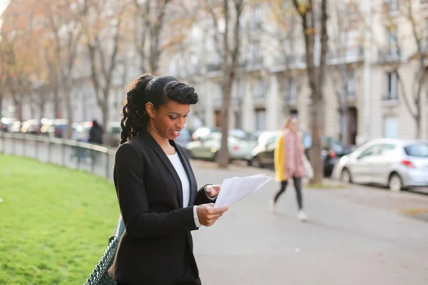 Consultor de tienda hablando con clientes por teléfono inteligente y caminando — Foto de Stock