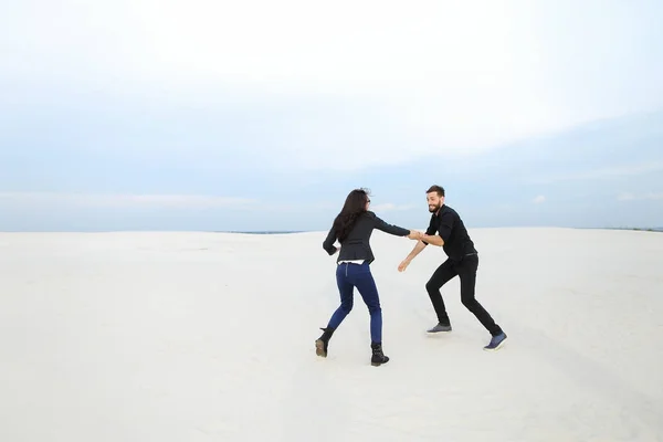 モデルの男と女の海辺で喜びのためにジャンプ. — ストック写真