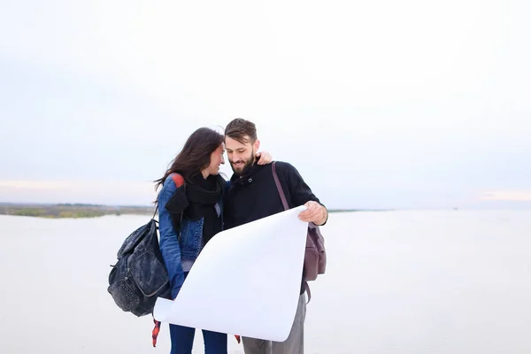 Presentadores del programa de viajes pareja casada ver mapa . — Foto de Stock