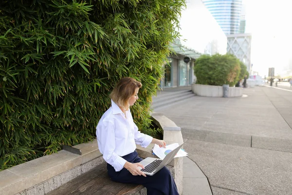 Zbliżenie twarzy kobiety pisania z laptopa na zewnątrz. — Zdjęcie stockowe