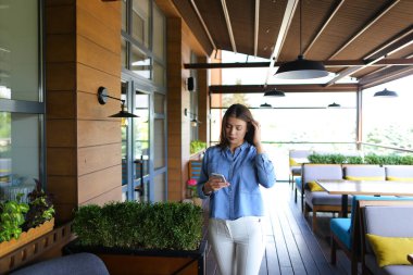 Güzel Bayan smartphone Café selfie yapma  .