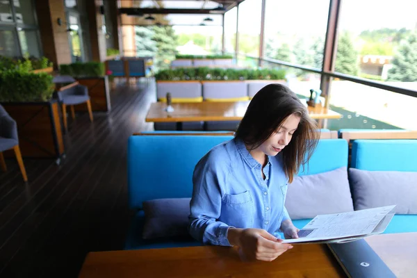 Hermosa dama leyendo menú en la cafetería   . — Foto de Stock