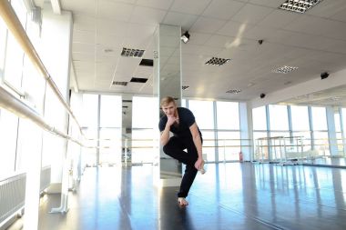 Spor salonu stüdyoda çalışma dışarı siyah elbiseli sarışın dansçı.